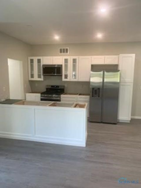 Tiny photo for 2017 Green Valley Drive, Toledo, OH 43614 (MLS # 6136334)
