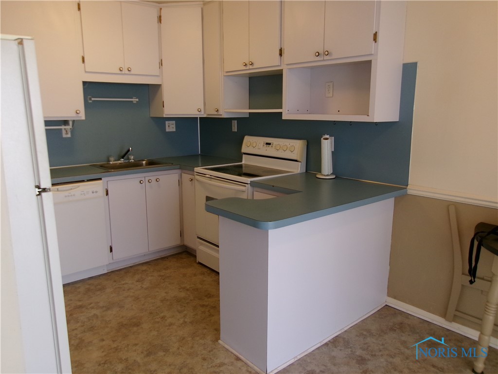 3710 Lakepointe Drive #2, Northwood, Ohio image 2
