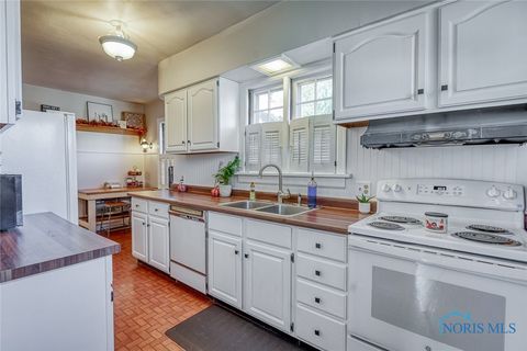 Tiny photo for 1121 Liberty Street, Findlay, OH 45840 (MLS # 6136589)