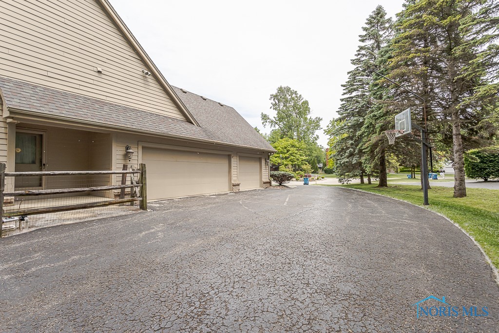 7559 Peachtree Lane, Sylvania, Ohio image 3