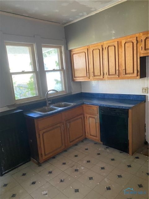Tiny photo for 331 Dexter Street, Toledo, OH 43608 (MLS # 6136120)