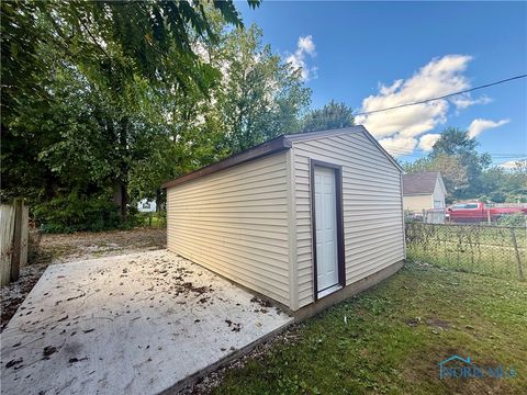 Tiny photo for 4123 Walker Avenue, Toledo, OH 43612 (MLS # 6136443)