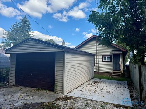 Tiny photo for 4123 Walker Avenue, Toledo, OH 43612 (MLS # 6136443)