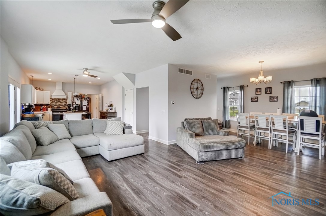 12825 Chickory Drive, Van Buren, Ohio image 8