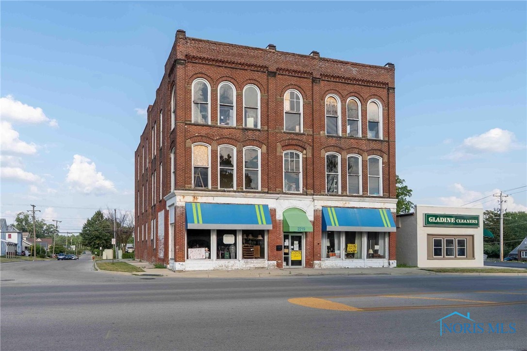2219 N MAIN Street