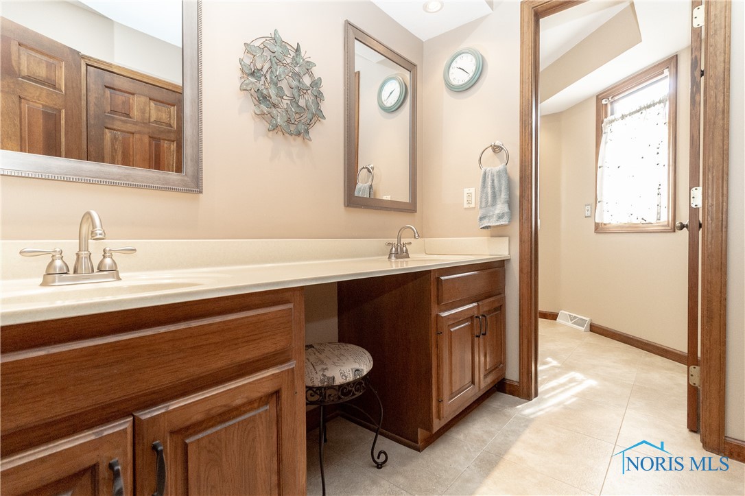 2439 Notting Hill Road, Toledo, Ohio image 29