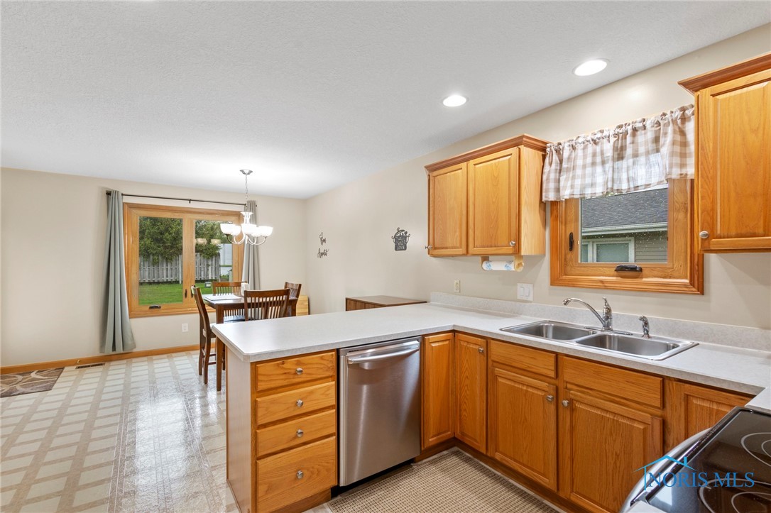 2512 Villa West Drive, Findlay, Ohio image 29