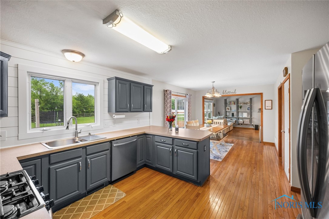 1030 N Ironwood Drive, Rossford, Ohio image 14