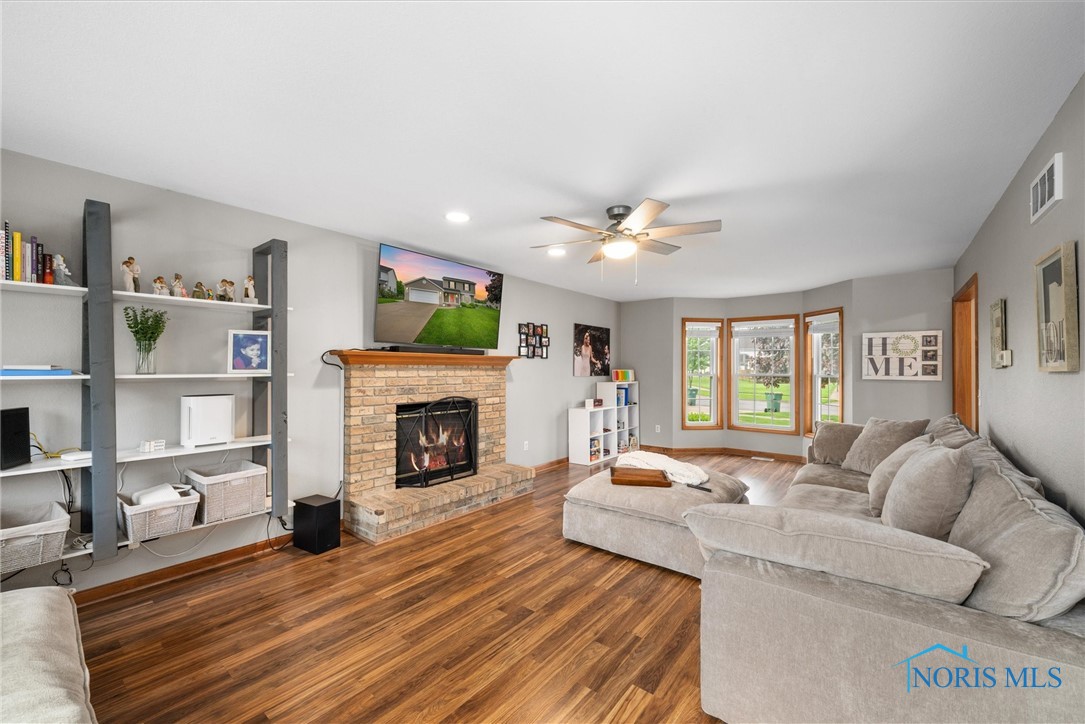 1030 N Ironwood Drive, Rossford, Ohio image 9