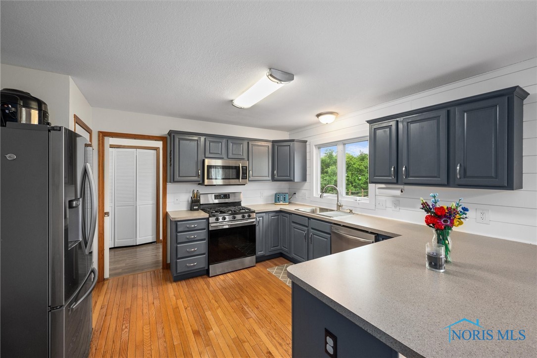 1030 N Ironwood Drive, Rossford, Ohio image 12