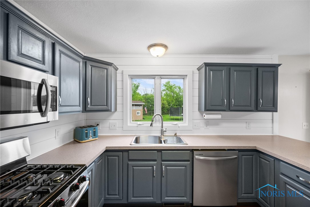 1030 N Ironwood Drive, Rossford, Ohio image 13