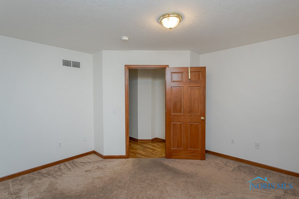 6943 Nightingale Drive, Holland, Ohio image 37