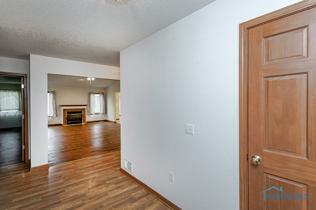 6943 Nightingale Drive, Holland, Ohio image 4