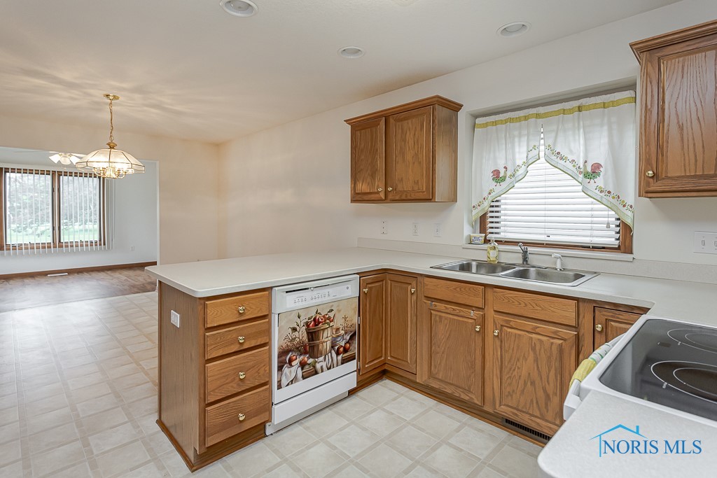 6943 Nightingale Drive, Holland, Ohio image 19