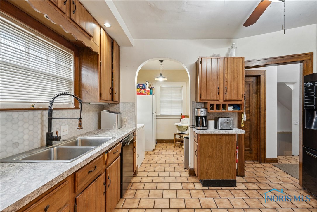 2627 Meadowwood Drive, Toledo, Ohio image 21