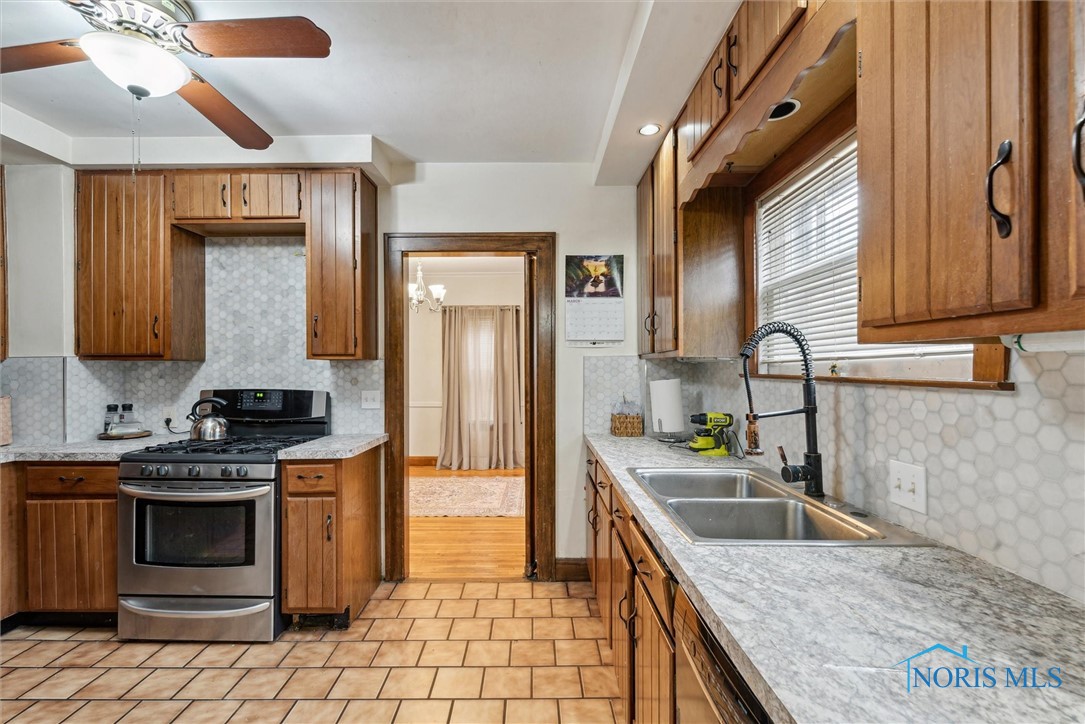2627 Meadowwood Drive, Toledo, Ohio image 11