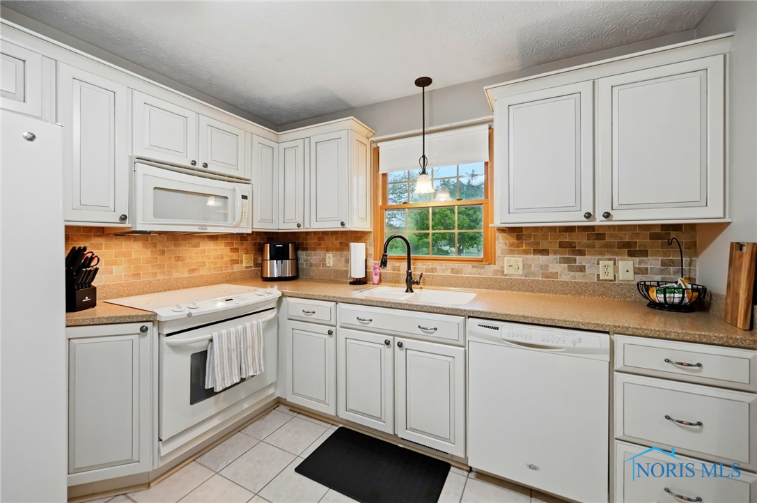 2024 Greystone Drive, Findlay, Ohio image 9