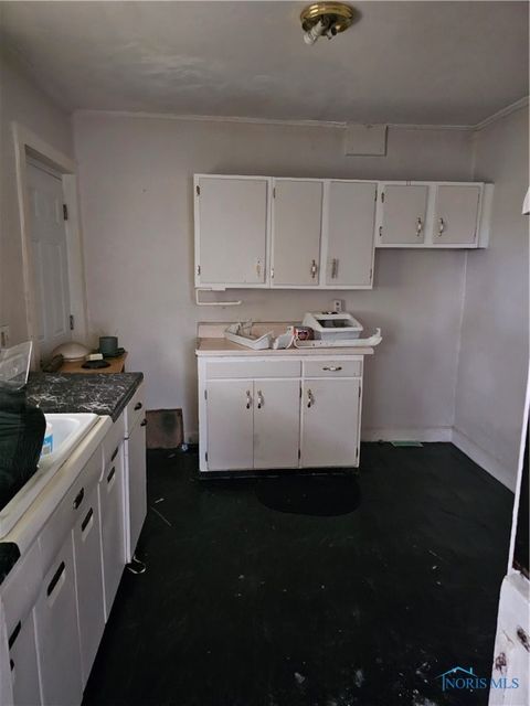 Tiny photo for 2465 Lawton Avenue, Toledo, OH 43620 (MLS # 6136018)