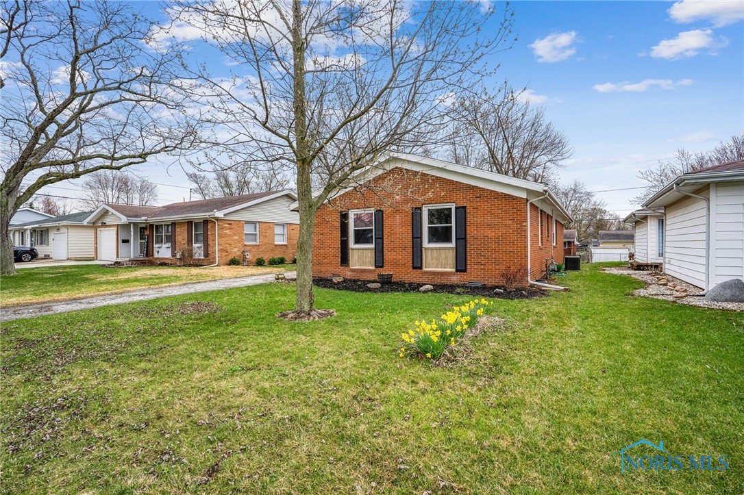 421 Edinborough Drive, Findlay, Ohio image 2