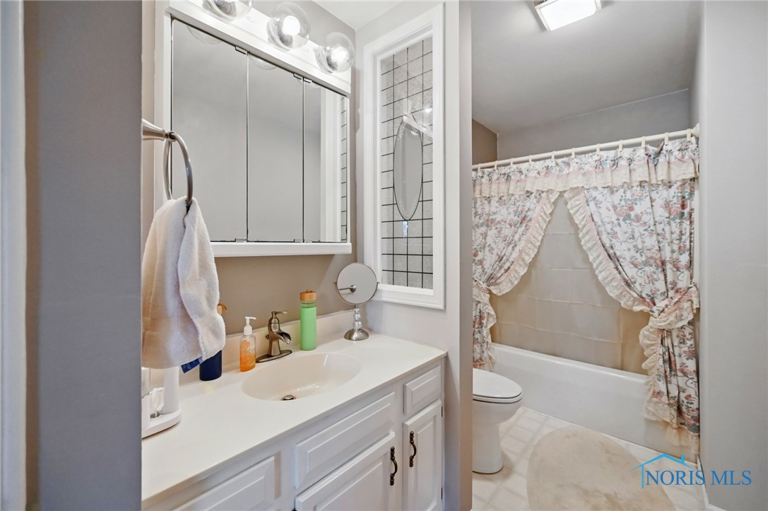 805 N Hill Trail, Findlay, Ohio image 16