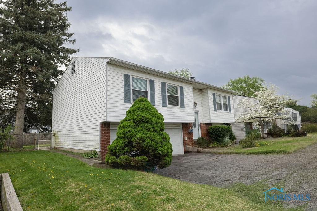 2443 Bedford Lane, Northwood, Ohio image 3