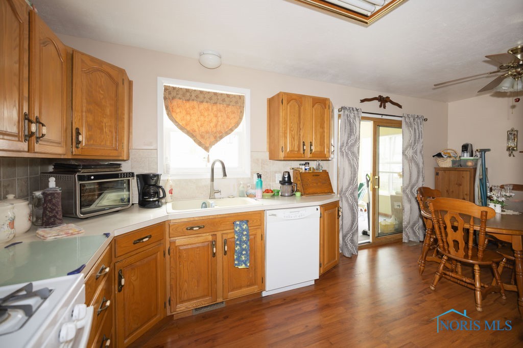 2443 Bedford Lane, Northwood, Ohio image 10