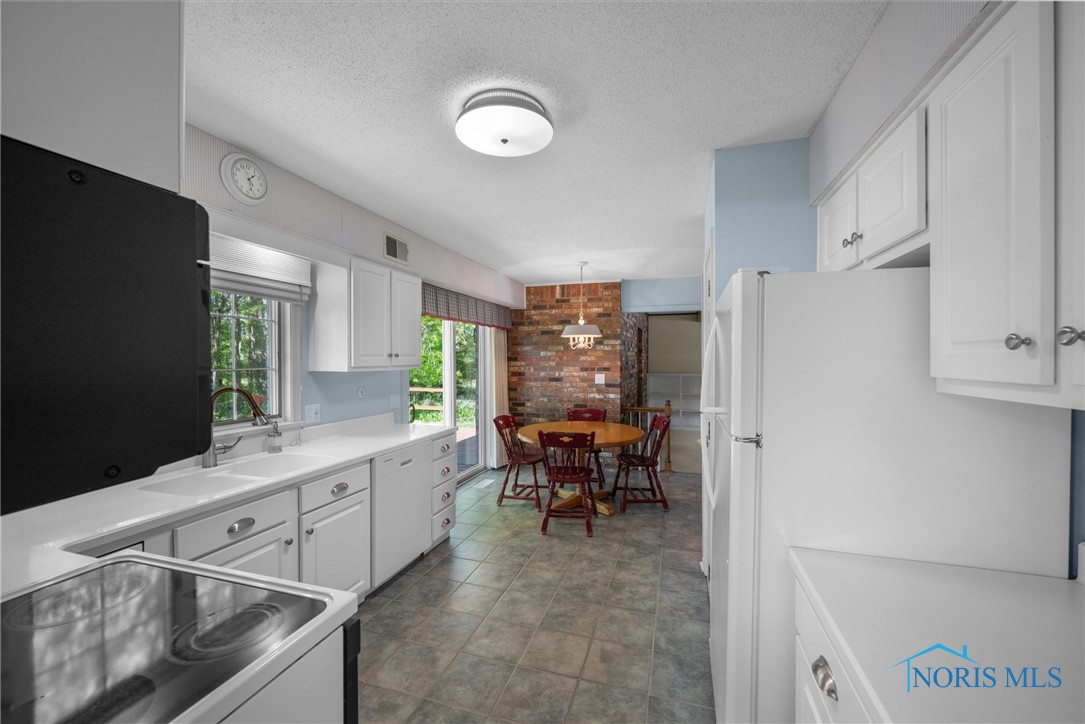 806 Woodstock Court, Findlay, Ohio image 11