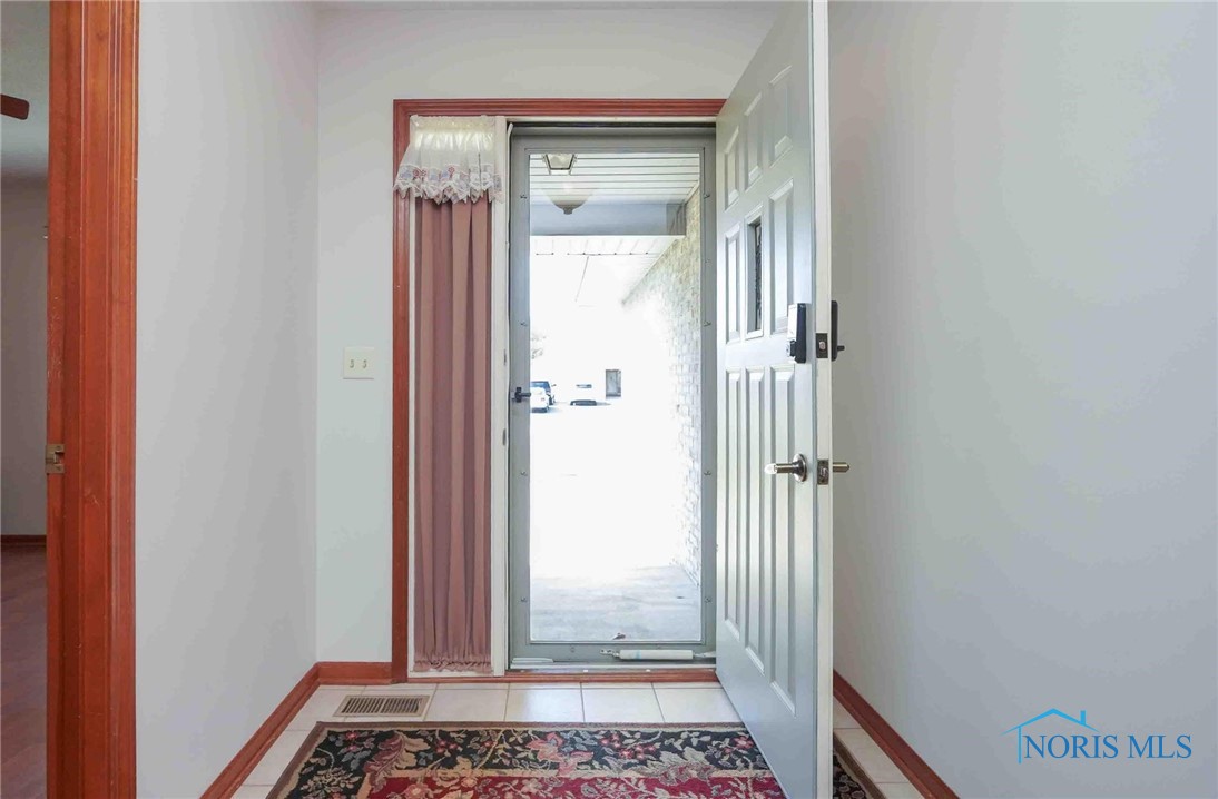 1923 Cobblestone Drive, Findlay, Ohio image 2