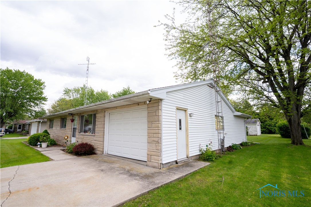 1700 Elmwood Drive, Defiance, Ohio image 4