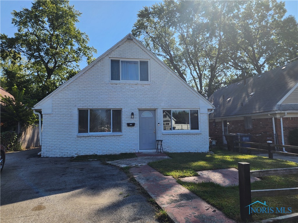 Photo 2 of 19 of 5330 Springdale Avenue house