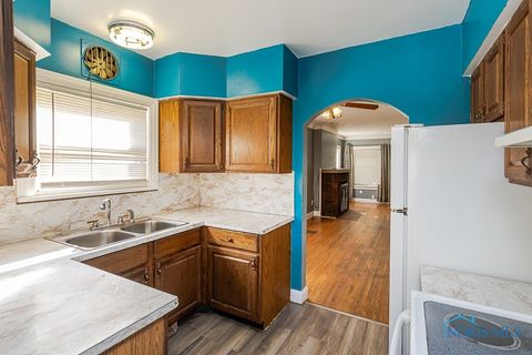 Tiny photo for 325 E Broadway Street, Toledo, OH 43605 (MLS # 6136711)