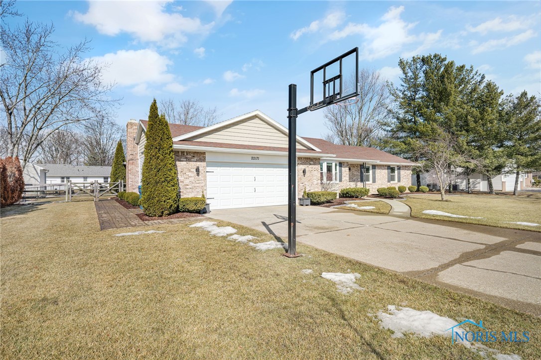 22171 W Tall Oaks Circle, Curtice, Ohio image 5