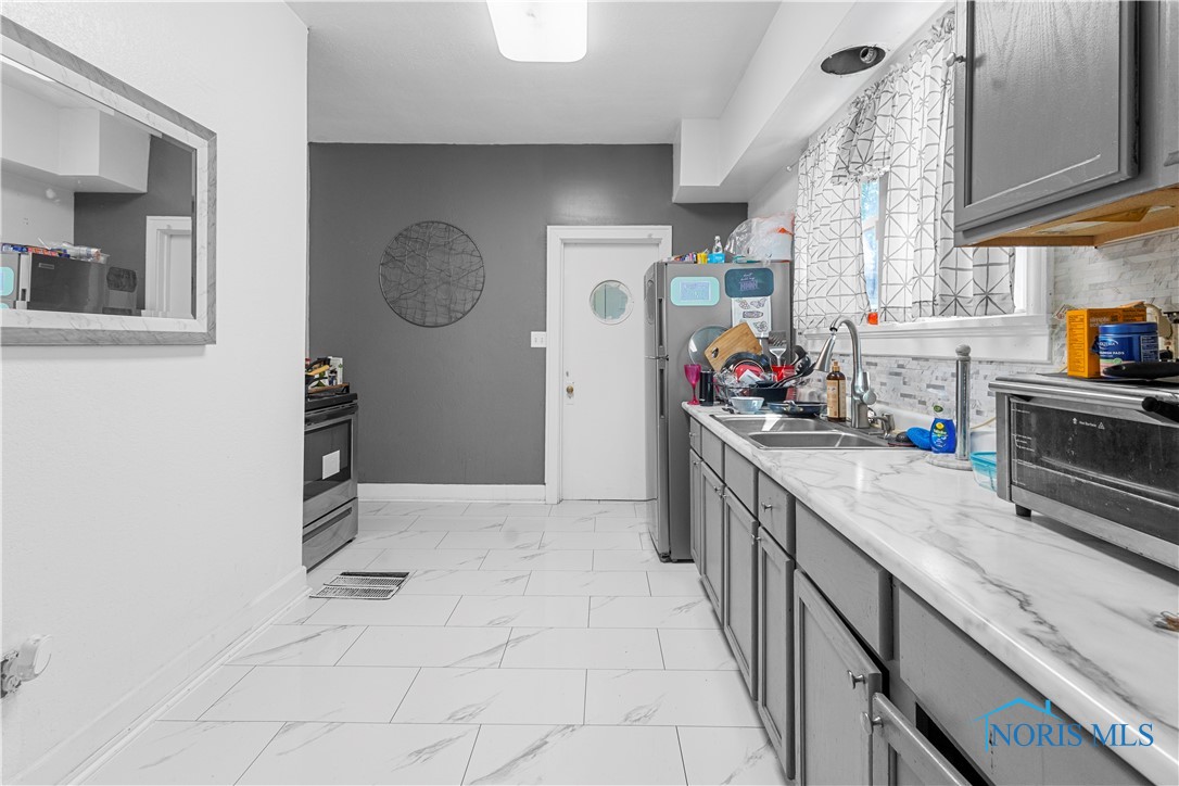2726 Lawrence Avenue, Toledo, Ohio image 6
