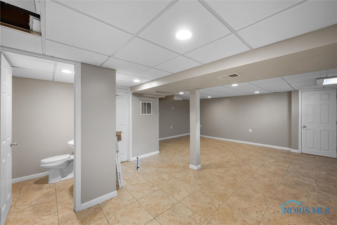 3653 Fairwood Drive, Sylvania, Ohio image 32