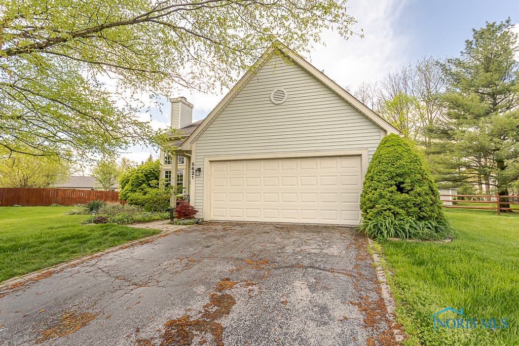 5621 Forest Green Drive, Toledo, Ohio image 2