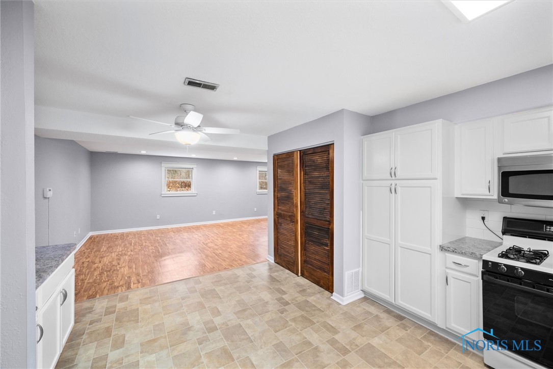 310 Oak Hill Court, Holland, Ohio image 12