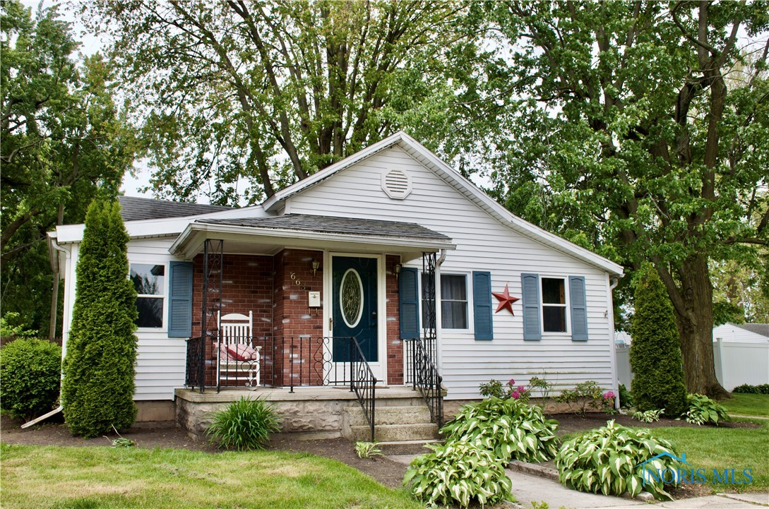 663 W Summit Street, Fostoria, Ohio image 2