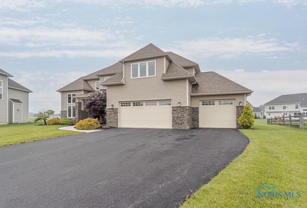 2902 Woods Edge Road, Perrysburg, Ohio image 2