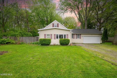 Photo of 305 Roseanna Drive, Toledo, OH 43615 (MLS # 10007213)