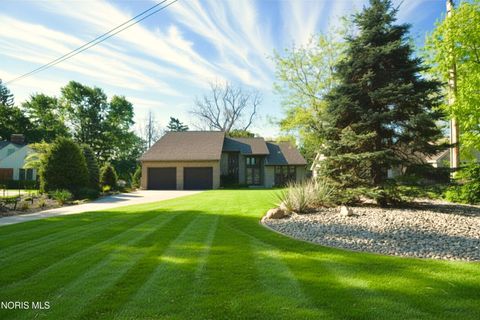 Photo of 530 Elmway Dr DR, Maumee, OH 43537 (MLS # 10007401)