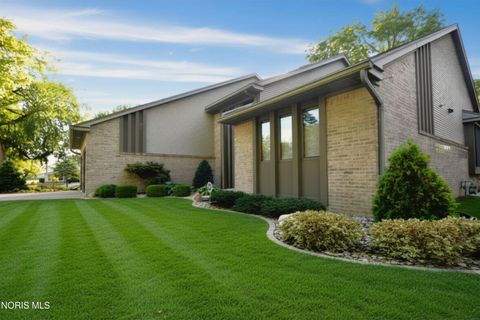 Tiny photo for 530 Elmway Dr DR, Maumee, OH 43537 (MLS # 10007401)