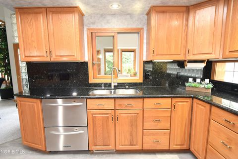 Tiny photo for 530 Elmway Dr DR, Maumee, OH 43537 (MLS # 10007401)
