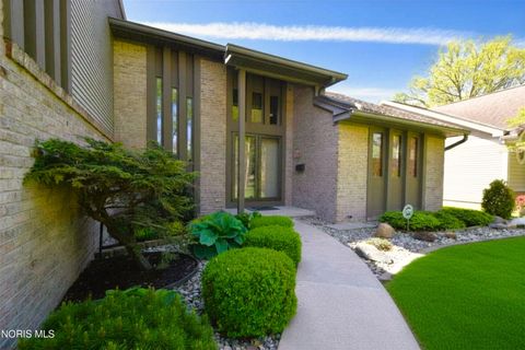Tiny photo for 530 Elmway Dr DR, Maumee, OH 43537 (MLS # 10007401)