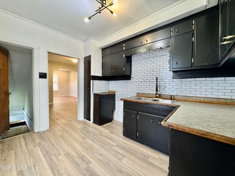 Tiny photo for 1102 White Street, Toledo, OH 43605 (MLS # 10012333)