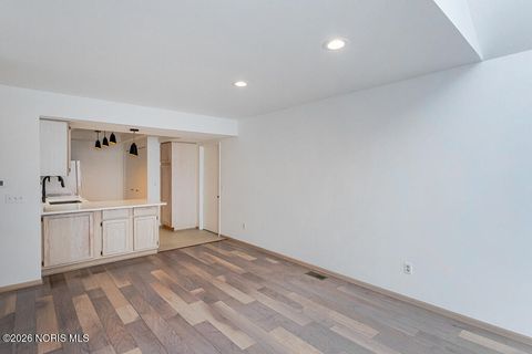 Tiny photo for 45 W Foxgate Circle, Bowling Green, OH 43402 (MLS # 10003745)