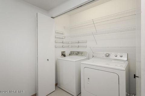 Tiny photo for 45 W Foxgate Circle, Bowling Green, OH 43402 (MLS # 10003745)