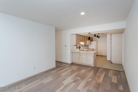 Tiny photo for 45 W Foxgate Circle, Bowling Green, OH 43402 (MLS # 10003745)