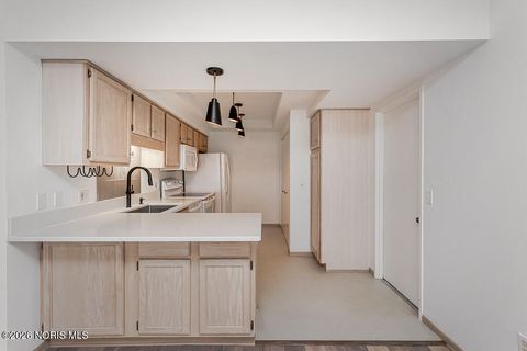 Tiny photo for 45 W Foxgate Circle, Bowling Green, OH 43402 (MLS # 10003745)