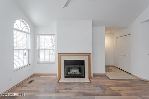 Tiny photo for 45 W Foxgate Circle, Bowling Green, OH 43402 (MLS # 10003745)