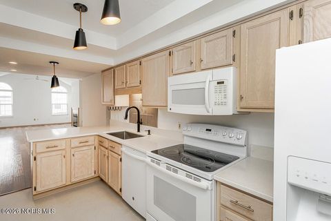 Tiny photo for 45 W Foxgate Circle, Bowling Green, OH 43402 (MLS # 10003745)